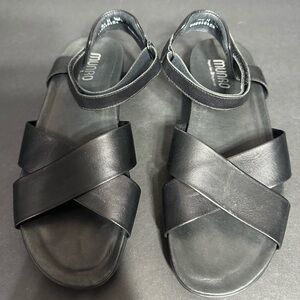 Munro Black Leather Sandals size 9.5 pre owned Exellent condition.